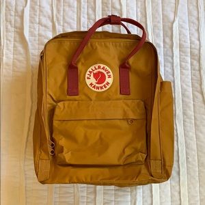 Fjallraven Kanken - Acorn & Red